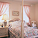 女の子らしいピンクのカーテンの子供部屋　Bed Room