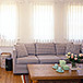 アンティークのフローリングを使用したリビング Living Room
