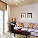 メダリオンを配したクリスタルのシャンデリアが美しいLiving Room 
